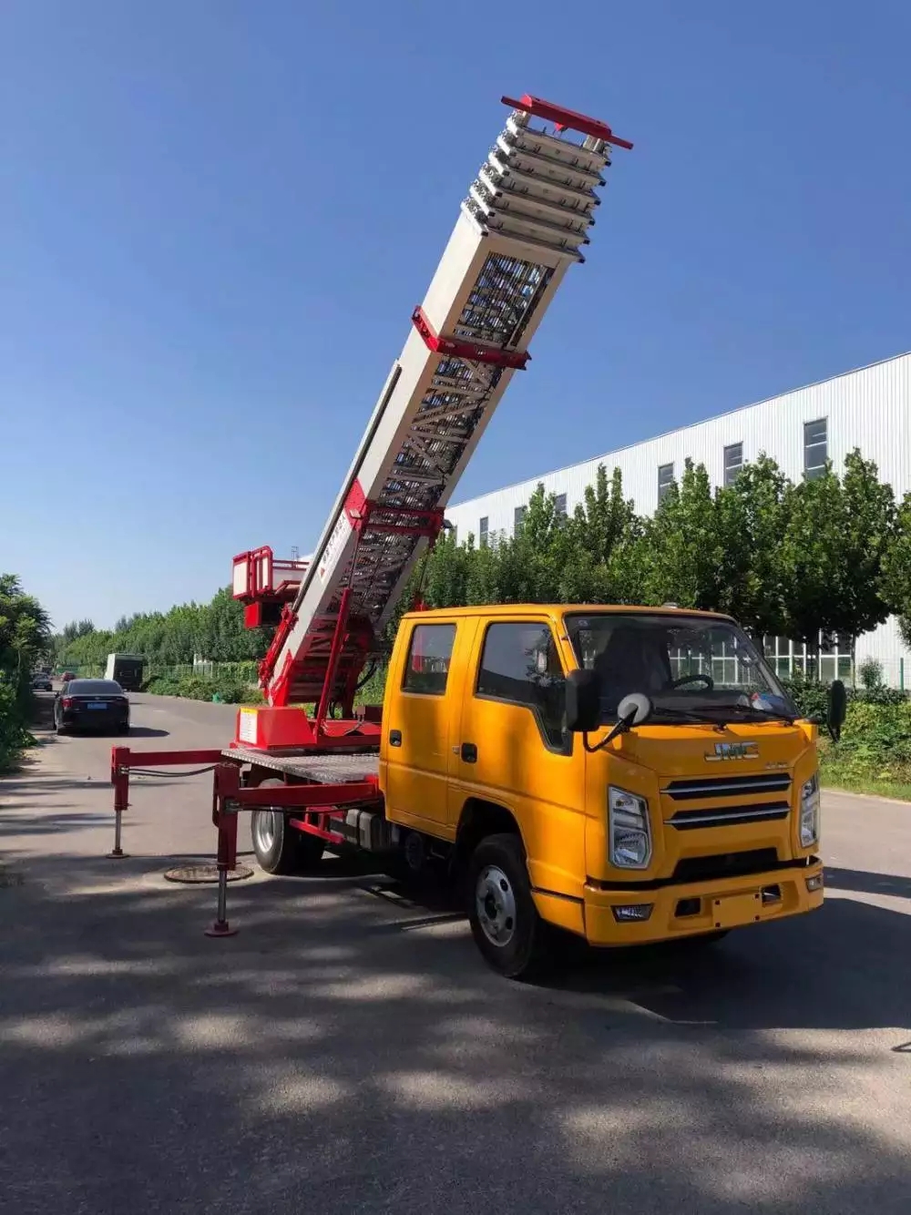 铜陵郊区附近的云梯车出租服务：轻松解决高空作业需求